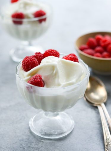 9 No-Bake Sweets to Help You Survive Summer - Once Upon a Chef Tart Frozen Yogurt Recipe, Tart Frozen Yogurt, Torte Frozen, Frozen Yogurt Machine, Frozen Yogurt Recipe, Hemgjord Glass, Homemade Frozen Yogurt, Frozen Yogurt Recipes, Once Upon A Chef