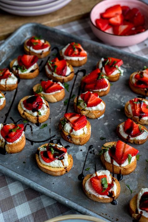 Strawberry Whipped Ricotta Crostini Strawberry Crostini, Appetizer Crostini, Appetizer For A Crowd, Ricotta Crostini, Aubergine Recipe, Best Appetizer, Crostini Appetizers, Whipped Ricotta, 2024 Recipes