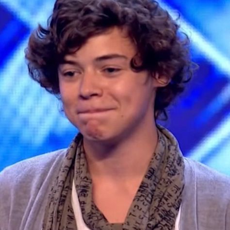 frog harry. on Twitter: "the same frog face but just with a few more curls! https://t.co/V6j0Dpsxuu" / Twitter Harry Styles 2010, Frog Face, One Direction Harry Styles, One Direction Harry, Celebrity Crush, Harry Styles, Love Of My Life, On Twitter, Celebrities