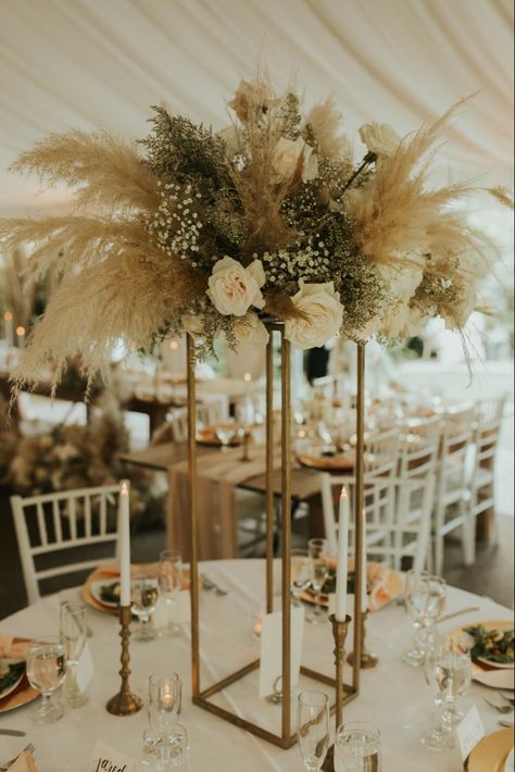 Tall Centerpieces With Pampas, Tall Boho Centerpieces, Round Wedding Tables Decoration, Boho Floral Centerpieces, Wedding Table Backdrop, Floral Centerpieces Wedding, Boho Centerpiece, Western Themed Wedding, Beige Wedding