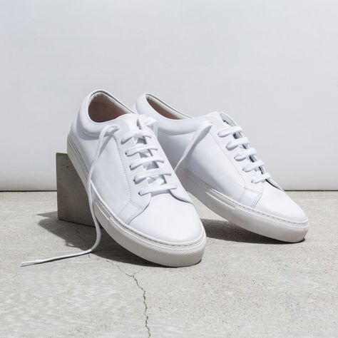 White Leather Sneakers Men, Sneakers Guide, Sneakers Uk, Best White Sneakers, White Sneakers Outfit, Leather Sneakers Men, White Shoes Men, White Sneakers Men, Superga Sneakers