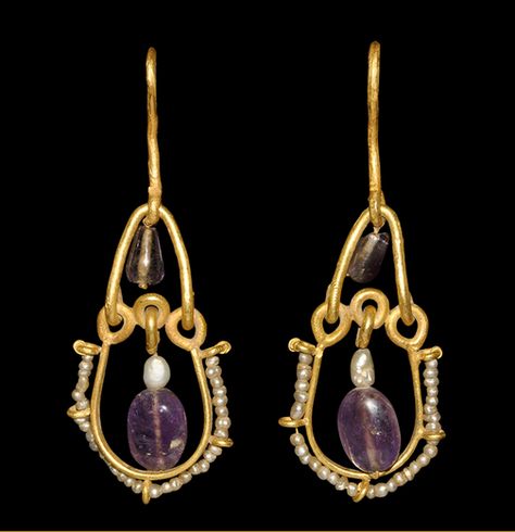 Byzantine Gold, Amethyst and Pearl Earrings, 6th-8th Century AD Byzantine jewellery was a full continuation of the Roman traditions  which were kept alive at the new capital, Constantinople, as well... Imperiul Roman, Byzantine Gold, Byzantine Jewelry, Ancient Jewels, Gold Pearl Jewelry, Roman Jewelry, Ancient Jewellery, Long Pearl Necklaces, Historical Jewellery