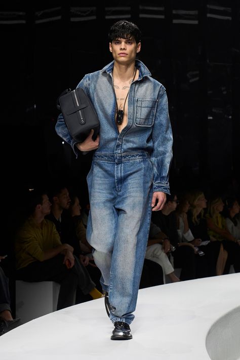 Ferrari - Spring 2024 Ready-to-Wear https://www.vogue.com/fashion-shows/spring-2024-ready-to-wear/ferrari/slideshow/collection#17 Denim Fashion Runway, High Fashion Runway, Men Fashion Show, Archive Fashion, Milano Fashion Week, Jean Trends, Spring Summer 2024, Spring 2024, Mens Denim