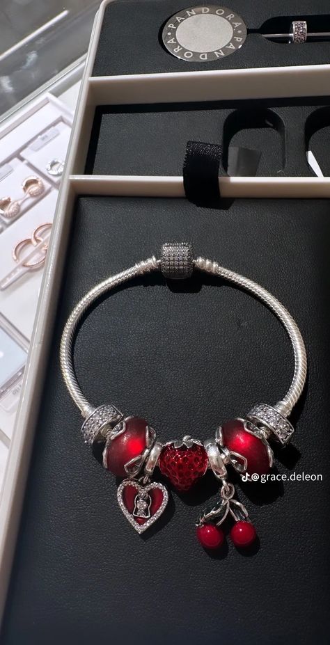 Red Pandora Bracelet, Pandora Charms Red, Pandora Red, Pandora Design, Pandora Bracelet Charms Ideas, Pandora Bracelet Designs, Pandora Jewelry Charms, Crystal Bead Jewelry, Wrist Jewelry