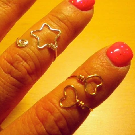 How To Make A Star Out Of Wire, Ring Made Of Wire, Wire Ring Jewelry, Star Jewelry Diy, Heart Wire Earrings, Heart Wire Ring, Copper Wire Rings Diy, Butterfly Wire Ring, Wire Hearts Diy