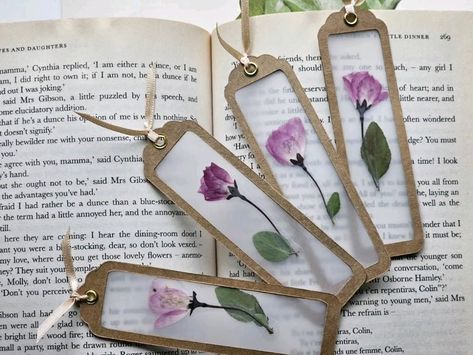 Pressed Flower Bookmarks, Floral Bookmarks, Flower Bookmarks, Handmade Bookmarks Diy, Diy Photo Book, Diy Crafts Bookmarks, Pressed Flower Crafts, E Craft, Tags Diy