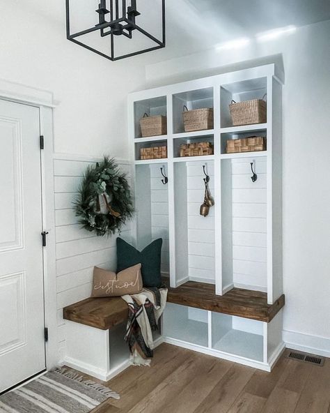 Mud Room Corner, Small Mud Room Ideas Entryway Garage, Alcove Mudroom, Diy Mudroom Bench Plans, Mudroom Shoe Storage, Mudroom Storage Ideas, Mudroom Hooks, Closet Mudroom, Small Mudroom