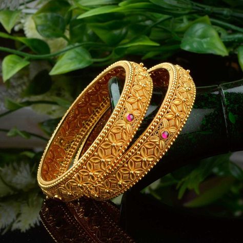 Waman Hari Pethe Sons Gold Kangan Design, Kangan Design, Latest Gold Bangles, Gold Kangan, Kalyan Jewellers, Bangle Design, Gold Jewels Design, Neck Pieces Jewelry, Gold Bangles For Women