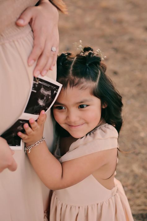 Sister Maternity Pictures, Mother Daughter Maternity, Sibling Baby Announcements, Family Baby Announcement, Pregnant Announcement, Second Baby Announcements, Pregnancy Announcement Pictures, Daughter Photo Ideas, Pregnancy Announcement Big Sister