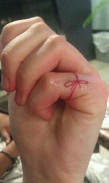 Like the bow on this one better... Bow Tattoo Finger, Cute Red Ink Tattoos, Red Bow Tattoo, Red String Tattoo, Fate Tattoo, Tattoo Lace, Red String Of Fate, Tato Henna, Band Tattoos