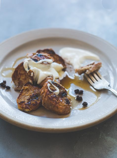 Cinnamon Raisin Bagel French Toast with Creme Fraiche - 10 minutes to make and tastes just like a cinnamon roll French Toast Bagel Recipe, Bagel French Toast, Easy Bagel, Heartbeet Kitchen, Cinnamon Bagels, Cinnamon Raisin Bagel, Gluten Free Recipes For Breakfast, Cinnamon Raisin, Food Displays