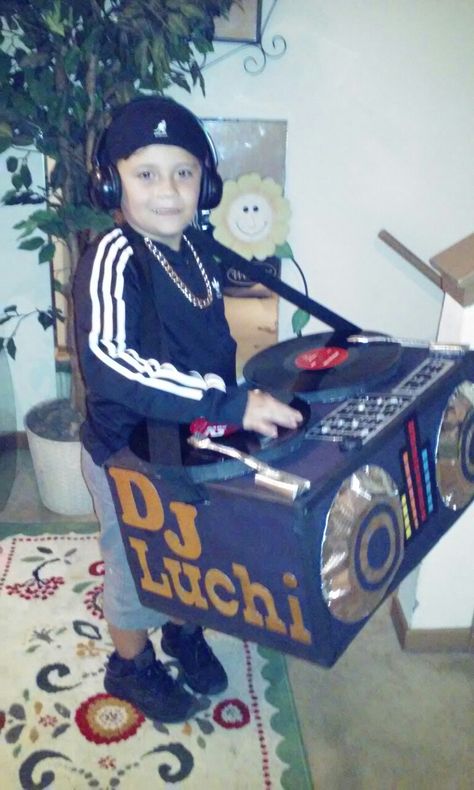 Dj costume Dj Costume Halloween, Dj Costume For Kids, Music Costume Ideas, Stroller Halloween Costumes, Dj Costume, Dj Outfit, Outfit Ideas Party, Family Costumes Diy, Kids Halloween Costumes