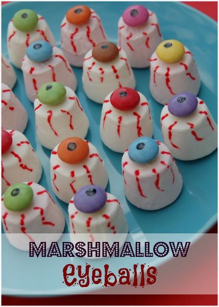 Halloween Marshmallows, Buffet Halloween, Eyeball Halloween, Creepy Halloween Party, Halloween Buffet, Spooky Halloween Food, Postres Halloween, Dessert Halloween, Kids Halloween Food