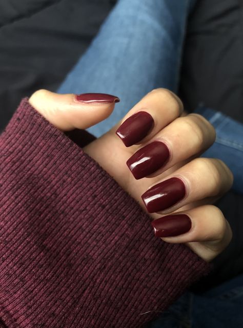 Coffin shape acrylic dip polish, deep red, burgundy polish, fall color Dark Acrylic Nails, Burgundy Acrylic Nails, Deep Red Nails, Emerald Nails, Dark Red Nails, Maroon Nails, Squoval Nails, Red Acrylic Nails, Red Nail Designs