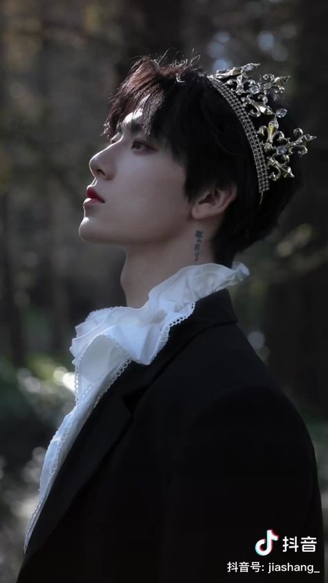 Crown Aesthetic, Male Pose Reference, Royalty Aesthetic, Face Swaps, Fantasy Photography, Human Poses Reference, Fashion Photography Inspiration, Aesthetic People, Human Poses