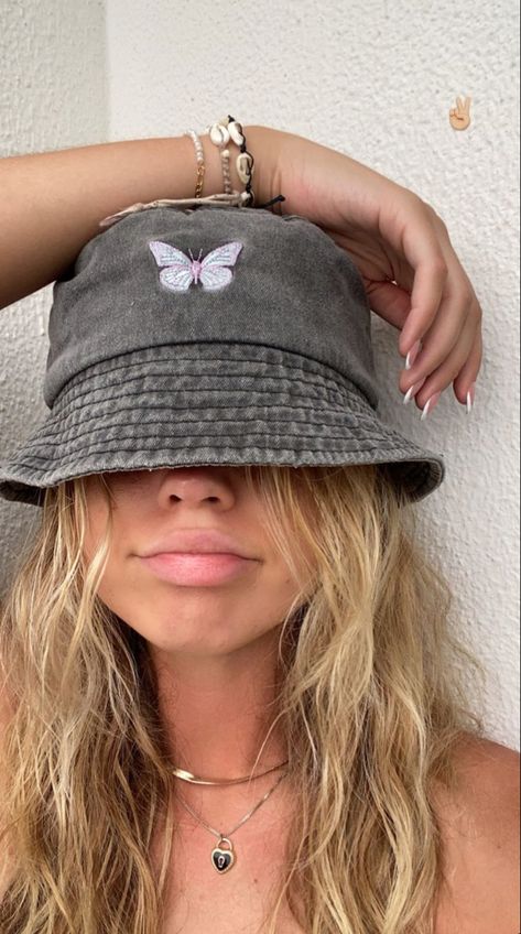 aesthetic, hat, cute, butterfly, model, inspo, inspired, summer, hair, gray hat, blonde Bucket Hat Summer Outfit, Bucket Hat Photoshoot, Bucket Hat Aesthetic, Bucket Hat Girl, Bucket Hat Outfit, Bucket Hat Fashion, Hat Aesthetic, Happy Hat, Celebrity Makeup Looks