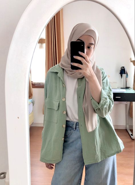 Green Ootd Hijab, Outfit Jeans Hijab, Green Ootd, Woman Streetwear, Mode Ulzzang, Light Blazer, Modern Hijab Fashion, Mode Turban, Hijab Style Casual