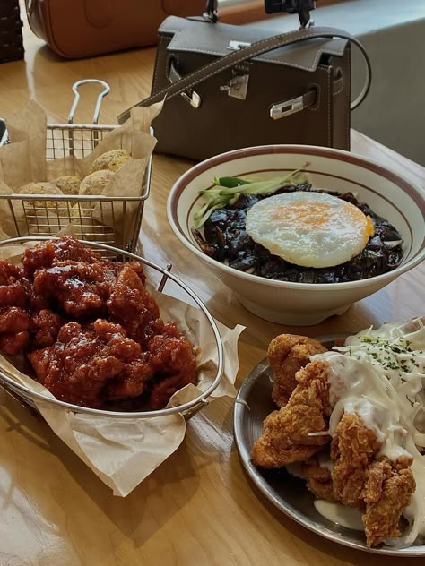 Snacks Aesthetic Korean, Korean Dinner Aesthetic, Korean Convenience Store Aesthetic, Food Lover Aesthetic, Aesthetic Korean Food, Korean Cafe, Food Therapy, Healthy Lifestyle Food, Yummy Comfort Food