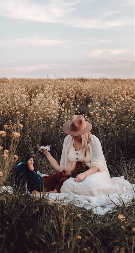 Mother Day Photoshoot, Mother Day Photoshoot Mini Sessions, Mother Daughter Photography Poses, Beach Photoshoot Family, Family Session Poses, Mother Daughter Poses, Mother Son Photos, 9 Months Pregnant, Boho Photoshoot