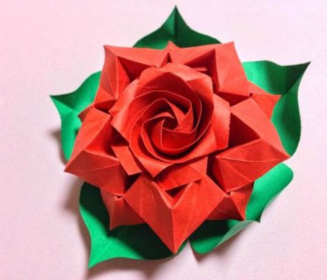 7 Modelos de Flor de Origami para você aprender a fazer | Revista Artesanato Origami Plants, Ribbon Jewellery, Origami Roses, Origami Bouquet, Origami Star Box, Origami Diagrams, Origami Bookmark, Origami Videos, Origami For Beginners