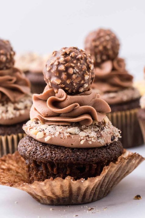 Saturday Baking, Ferrero Rocher Cupcakes, Tasty Cupcakes, Ferrero Rocher Cake, Cake Mix Cupcakes, Nutella Frosting, Vanilla Extract Recipe, Frozen Cupcakes, Shugary Sweets