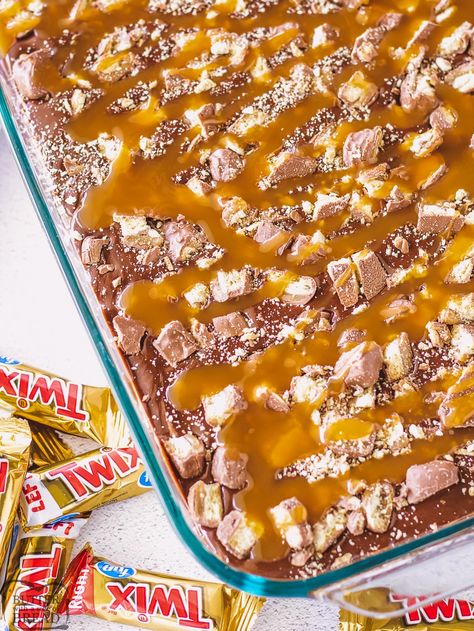 Twix Poke Cake Recipes, 3 Ingredient No Bake Pudding Cake, Easy Twix Cake, No Bake Twix Cake, No Bake Layered Cheesecake, No Bake 9x13 Dessert, Twix Poke Cake, Twix Desserts, No Bake Twix Cheesecake Recipes