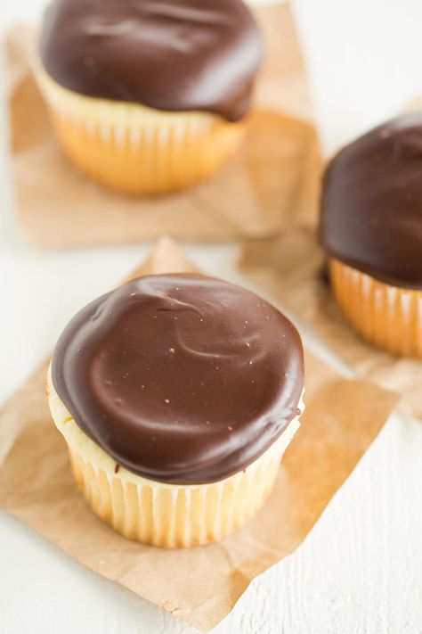 Boston Cream Cupcakes - Vanilla cupcakes filled with pastry cream and topped with chocolate ganache. Boston Cream Cupcakes Recipe, Boston Cream Cupcakes, Cupcakes Filled, Cream Cupcakes, Boston Cream, Cupcakes Recipe, Pastry Cream, Chocolate Glaze, Vanilla Cupcakes