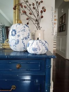 Hand Painted Pumpkins Diy, Painted White Pumpkins Ideas, Fall Chinoiserie Decor, Painted White Pumpkins, Tiny Pumpkin Painting, Ceramic Pumpkin Painting Ideas, Painted Pumpkins Ideas, Diy Painted Pumpkins, Diy Chinoiserie