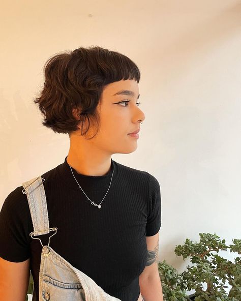 These 22 Edgy Short Hair Ideas Will Make You Ditch Ordinary Styles Short Bob Mullet, Micro Mullet, Queer Haircut, Micro Bob, Halsey Hair, Mini Bob, Edgy Short Haircuts, Ulzzang Hair, Undercut Bob