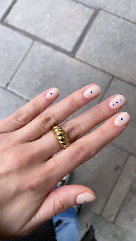 Dots On Nails Simple, Nail Design Dots Simple, Manicure Dots Minimalist Nails, Simple Shellac Nails Designs, Gel Nails Dots, Short Nails Nail Art Simple, Nails Dots Minimalist, Short Nail Shellac Ideas, Dot Design Nails