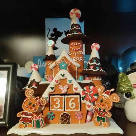 Mickey Gingerbread House, Disney Gingerbread House, Cookie Carnival, Disney Gingerbread, Disney Decorations, Gingerbread Ideas, Disney Cookies, Gingerbread Village, Mouse Christmas