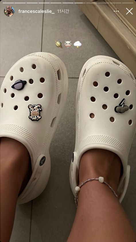 @francecaleslie_ Crocs Aesthetic White, Crocs Ideas White, Crocs White Jibbitz, White Crocs Jibbitz Ideas, White Crocs Aesthetic, Croc Aesthetic, Crocs Aesthetic Outfit, Jibbitz Crocs Ideas, Aesthetic Crocs