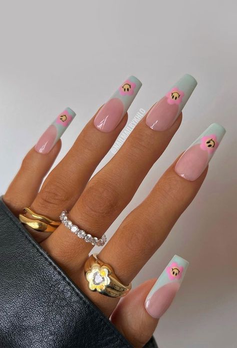 French Nails Summer Style, Elegant Summer Nails, Pastel Tips, Flower Pastel, Smiley Flower, Nails Pastel, Cute Summer Nail Designs, Pink Smiley, Nails Arts