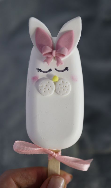 Bunny Cakesicles, Easter Cakesicles, Easter Cake Decorating, Easter Sweet Treats, Popsicles Cake, Easter Cake Pops, Easter Cooking, Creative Easter Eggs, Miss Bunny