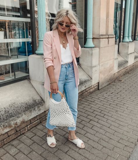 Blazer, cami and jeans... sometimes keeping it basic isn’t so bad! All outfit links will be in my story ⭐️ . . @_loriloves .… Blush Blazer Outfit, Blush Blazer, Blazer Rose, Cami And Jeans, City Break Outfit, Laura Byrnes, Outfit Links, Style Casual Chic, Blazer Outfit