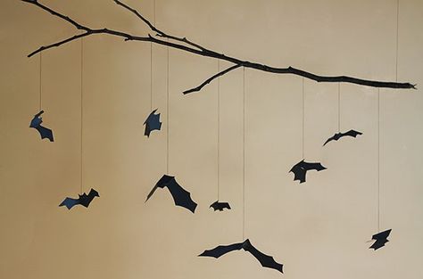 Halloween Bats Diy, Bat Mobile, Mobile Diy, Cheap Diy Halloween Decorations, Mobile Craft, Halloween Party Decor Diy, Paper Bat, Bat Decorations, Halloween Bat Decorations