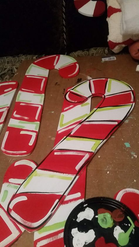 Gingerbread Yard Decor, Parade Float Ideas Christmas, Candyland Diy Decorations, Gingerbread House Decorations Life Size, Grinch Decorations Diy, Chrismast Decoration Ideas, Whoville Christmas Decorations Diy, Diy Gingerbread House Decorations, Christmas Door Decorations For School