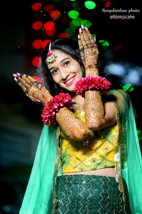 Wedding Mehandi Pose, Mehandi Poses Photography, Mehandi Poses For Bride, Mehdi Pose, Mehandi Photoshoot Ideas, Mehndi Poses For Bride, Sadi Pose, Mehandi Pose, Mehandi Shoot