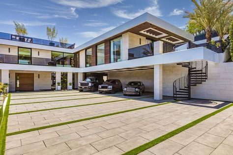 Modern resort style Los Angeles home entrance & covered parking. Brentwood Oasis, Luxury Modern House, Soft Landscape, Jdm Girls, Covered Parking, Los Angeles Luxury, Only Angel, Living Area Design, Resort Living