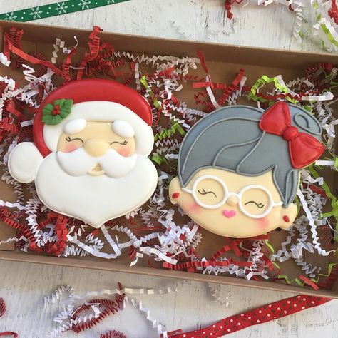 I’m totally into Christmas cookies this year. Can’t wait to make all the designs. Thought I would post these since @cadiescookies is so… Santa Clos, Cookies Ideas, Winter Cookie, Santa Cookies, Fancy Cookies, Xmas Cookies, Cookie Frosting, Christmas Cookies Decorated, Christmas Sugar Cookies