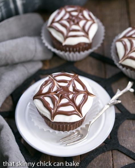 Spiderweb Cupcakes | A simple decorating tip for spooky Halloween cupcakes! Halloween Dessert Recipes Easy, Spiderweb Cupcakes, Halloween Eats, Halloween Food Cupcakes, Cupcakes Halloween, Decorating For Halloween, Simple Decorating, Easy Frosting, Halloween Food Desserts