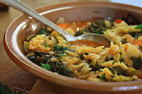 Tuscan Minestrone Soup with Kale and Cabbage - Bridget's Green Kitchen Kale And Cabbage, Mediterranean Soup, Soup With Kale, Buttercup Squash, Green Potatoes, Minestrone Soup Recipe, Savoy Cabbage, Canadian Food, Minestrone Soup