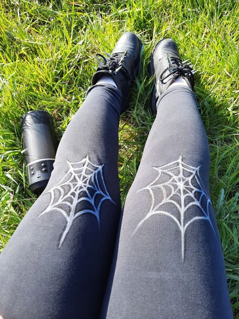 Goth Diy Clothes, Alternative Fashion Diy, Bleached Leggings, Alt Diy, Diy Goth Clothes, Lace Diy Projects, Goth Diy, Diy Leggings, Gothic Stuff