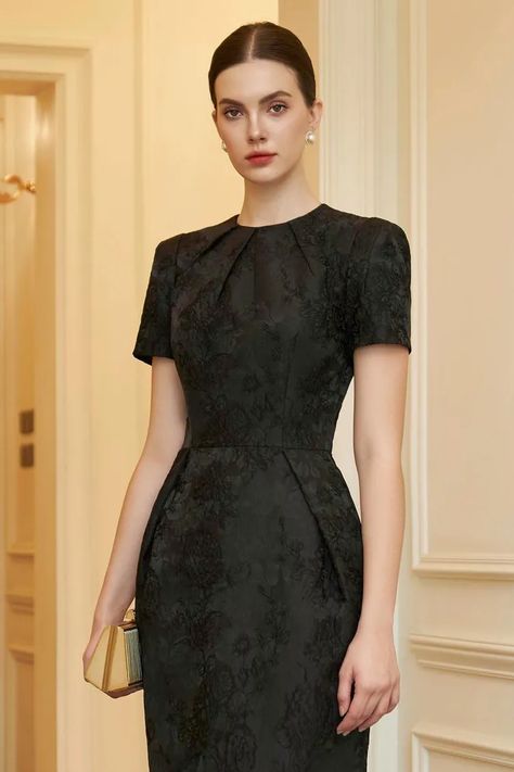 MEAN BLVD | Premium Fashion Platform of Top Vietnamese Designers Vintage Classic Dresses, Plain Dress Designs, Dress Simple Design, Little Black Dress Classy, Mean Blvd, Inner Goddess, Estilo Chic, Classy Work Outfits, Slim Dresses