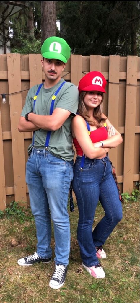 Mario Costume Men, Mario And Luigi Cosplay, Mario And Luigi Costumes Couple, Luigi And Daisy Costume, Couples Costumes Disney, Mario And Luigi Costumes, Mario And Luigi Halloween, Luigi Halloween Costume, Costume Mario