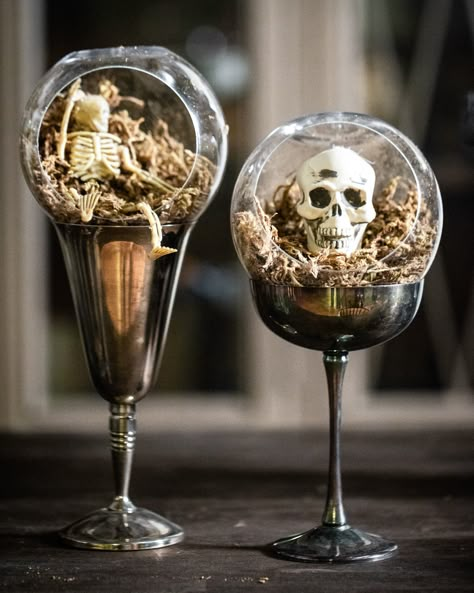 Halloween Cloche Diy, Macabre Halloween Decor, Gothic Halloween Decorations Diy, Steampunk Halloween Decorations, Vampire Decorations Diy, Halloween Gothic Decor, Diy Witchy Decor Halloween, Diy Vintage Halloween Decor, Halloween Restaurant Decorations