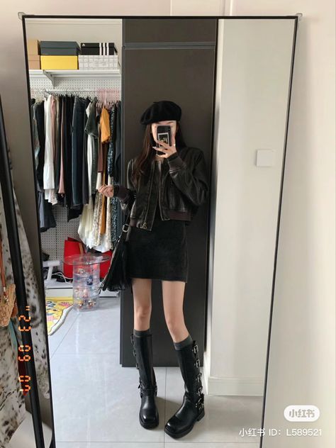 all black leather jacket cfashion oufit inspo with beret Outfit With Barret Hat, Barrette Hat Outfit, Beret Hat Outfit Korean, Outfits With Beret Hats, Barret Hat Outfit, Outfit With Beret Hat, Leather Beret Outfit, Outfits With Berets, French Beret Outfit