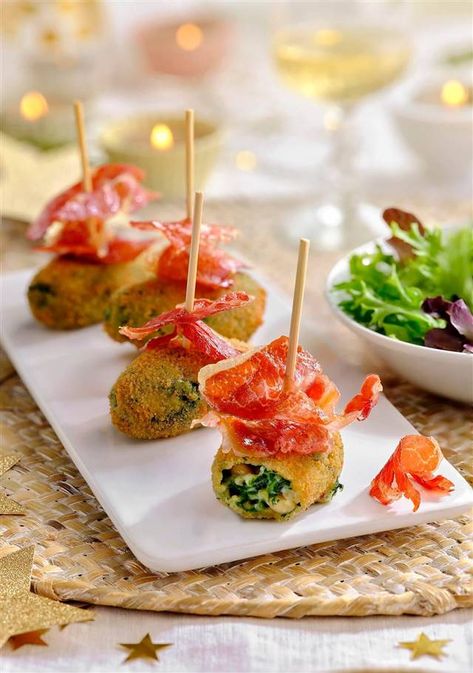 35 canapés navideños fáciles que te harán quedar muy bien New Year's Snacks, Spanish Tapas Recipes, Tapas Recipes, Spanish Tapas, Chicken Salad Recipes, Fall Recipes, Good Eats, Christmas Food, A Food