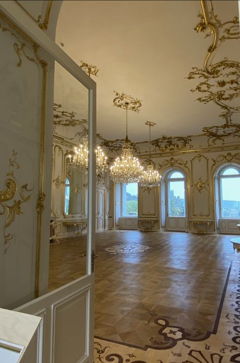 Royal Aesthetic Light, Vintage Ballroom Aesthetic, Ballroom Bloxburg, Castle Ballroom Aesthetic, Dark Academia Ballroom, Classicism Aesthetic, Light Acedima Aesthetic, Renovated Chateau, Light Academia Aesthetic Bedroom