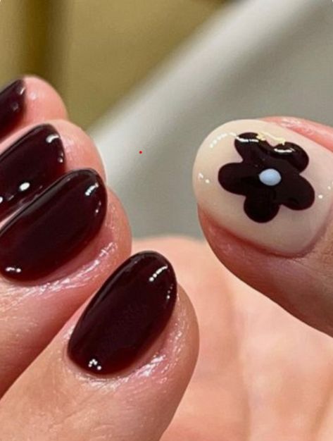 Short Nail Art Flower, Tiny Flowers On Nails, Flower Design Gel Nails, Short Black Nails Designs Simple, Cute Short Gel Nail Designs, Nails With Flowers Simple, Simple Short Nail Art, Flower Short Nails, Flower Nails Short